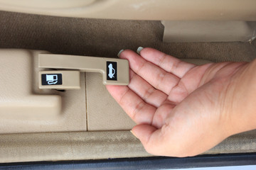 hand pull under the car trunk release button symbol