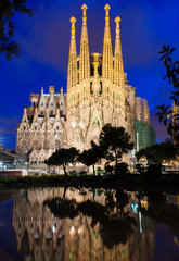 Naklejka premium Nocny widok kościoła Sagrada Familia w Barcelonie. Hiszpania