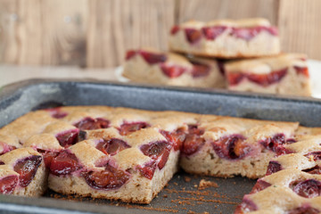 Spelt zucchini cake with plums