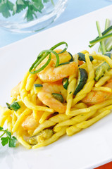 Trofie con zucchini e gamberi, close-up