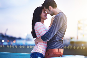 romantic couple near santa monica pier