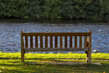 Obraz premium A BENCH BY THE SPEY