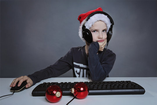 enfant accro à l'ordinateur s'ennuyant à Noël