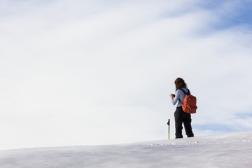 Ragazza sulla neve in inverno
