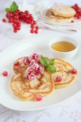Obraz na płótnie Canvas Pancakes with red currant and honey