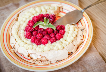 Pavlova meringue with raspberries