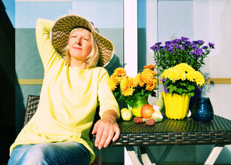 Frau nimmt ein Sonnenbad auf dem Balkon