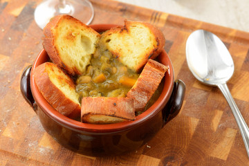 Ribollita di verdure con crostini
