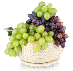 Plakaty  Dojrzałe zielone i fioletowe winogrona w koszu na białym tle