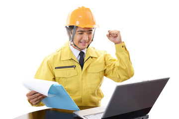 ガッツポーズの作業員