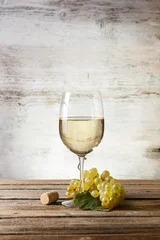 Papier Peint photo autocollant Vin Verre à vin avec du vin blanc