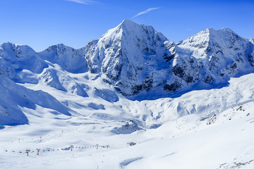 Fototapeta na wymiar Góry, zima, stok narciarski w Alpach włoski