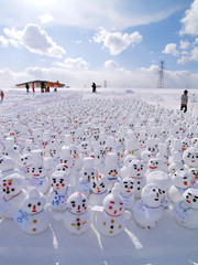 たくさんの小さな雪だるま
