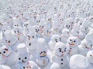 たくさんの小さな雪だるま