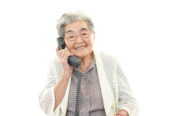 電話中の年配者