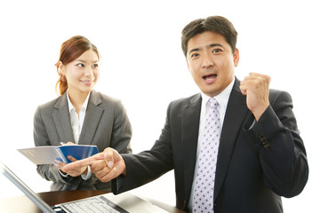 笑顔のビジネスマンとOL