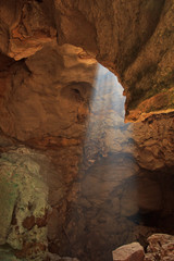 Fototapeta na wymiar Sunbeam w jaskini, Petchburi prowincji Tajlandii