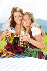 Frauen im Dirndl