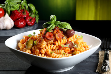 pasta fusilli con olive tavolo grigio sfondo verde