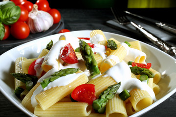 pasta maccheroni con verdure e formaggio