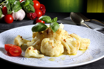 cavolfiore gratinato tavolo grigio sfondo verde