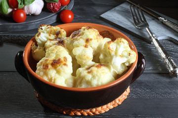 cavolfiore cucinato in forno tavolo grigio