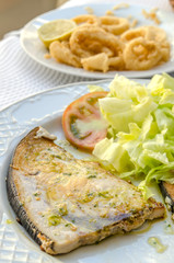 filetto di pesce spada con insalata