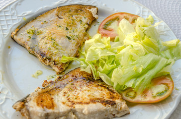 filetto di pesce spada con insalata