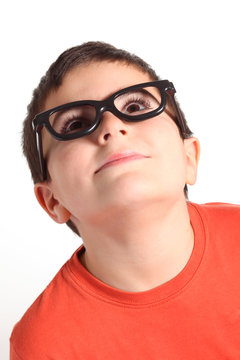 bambino con grandi occhiali