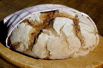 Frischgebackenes Bauernbrot