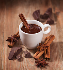 Obraz na płótnie Canvas Gorąca czekolada, chipsy czekolada, cynamon i anyż