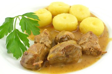 kluski śląskie z sosem gulaszowym