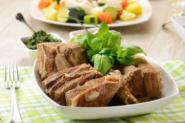 Lesso con verdure e salse