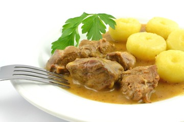 kluski śląskie z sosem gulaszowym