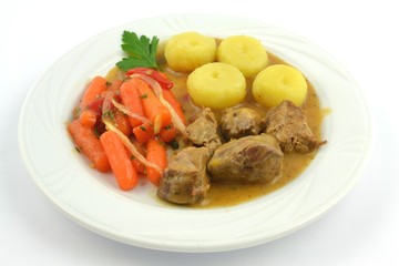 kluski śląskie z sosem gulaszowym