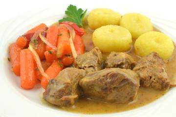kluski śląskie z sosem gulaszowym