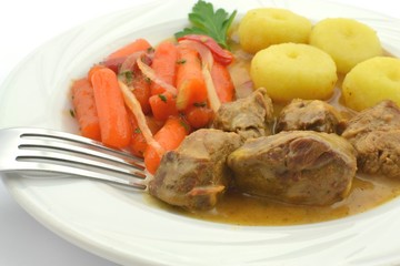 kluski śląskie z sosem gulaszowym