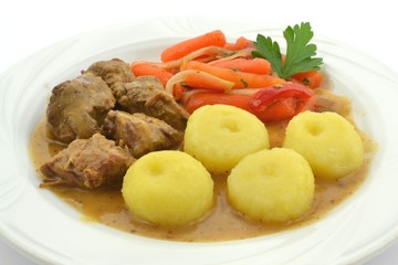 kluski śląskie z sosem gulaszowym