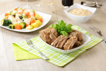 Lesso con verdure e salse