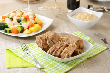 Lesso con verdure e salse
