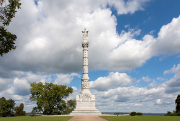 Fototapeta na wymiar Revolutionary War Monument at Yorktown