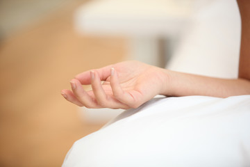 Naklejka premium Closeup of a woman's hand on a bed