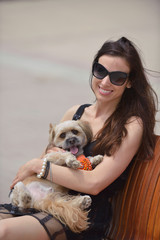 Obraz premium happy young woman with puppy have fun