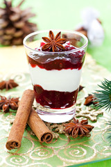 weihnachtliches Dessert mit Deko