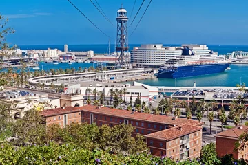 Tableaux ronds sur aluminium Barcelona Vue sur le port de Barcelone et le téléphérique de Montjuic