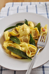 Tortellini mit Salbei