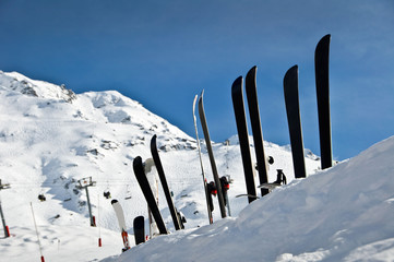 Skis plantés dans la neige