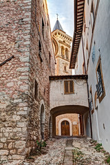 Fototapeta na wymiar stara aleja w Trevi, Umbria, Włochy