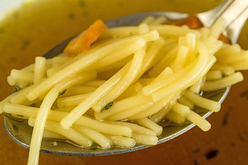 Rinderbrühe mit Nudeln