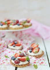 summer berries tartlets